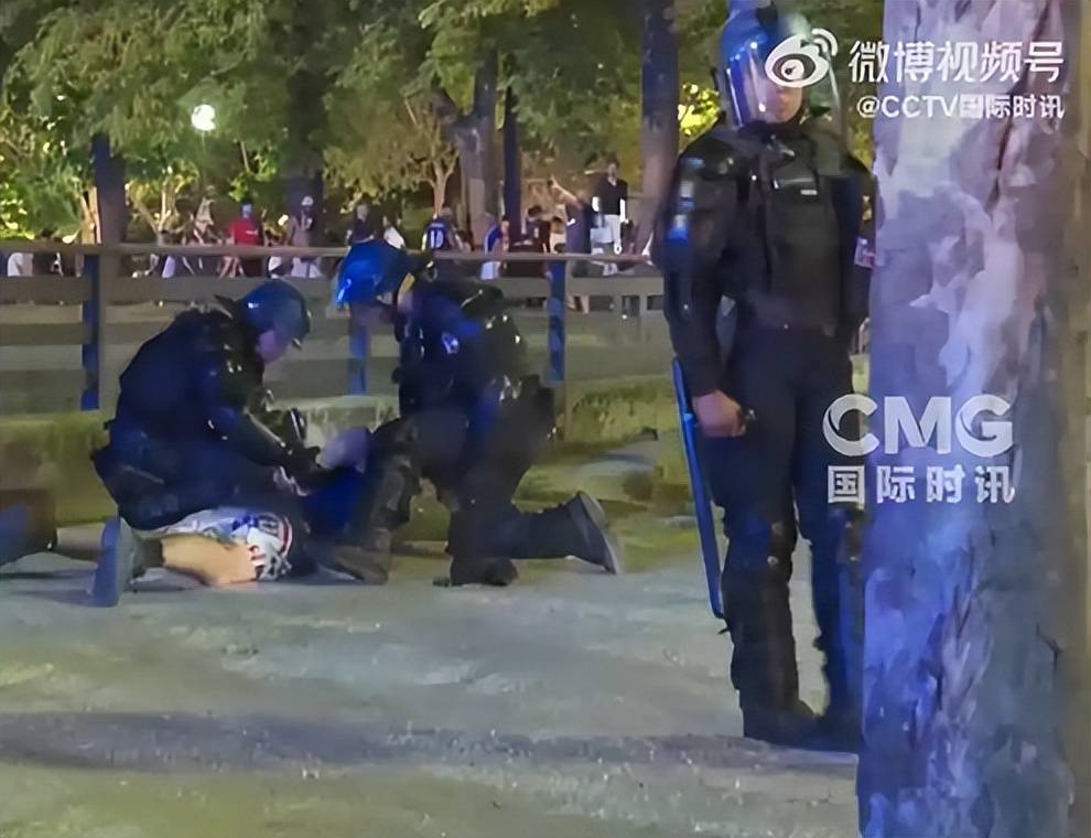 不到48小时巴黎失控,欧冠喜迎卫冕,多地暴乱四起,马克龙急出手